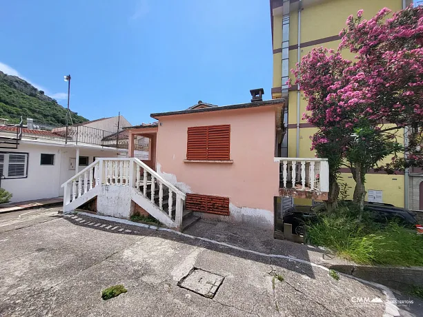 House with plot on sale in Rafailovici